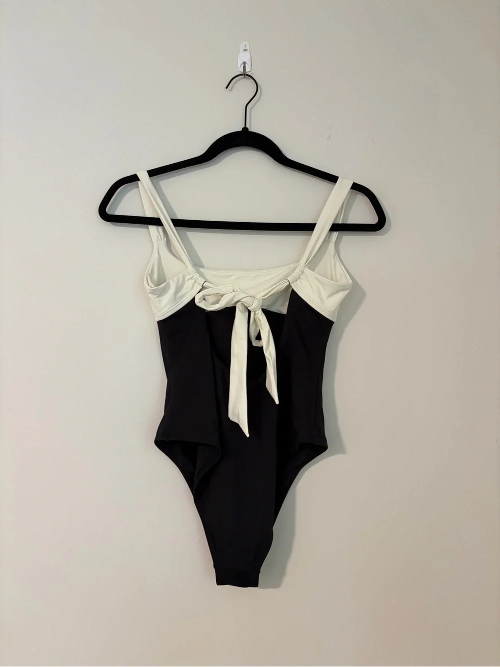 l*space Descanso Color Block White and Black Scoop One-Piece Swimsuit - Picture 6 of 7